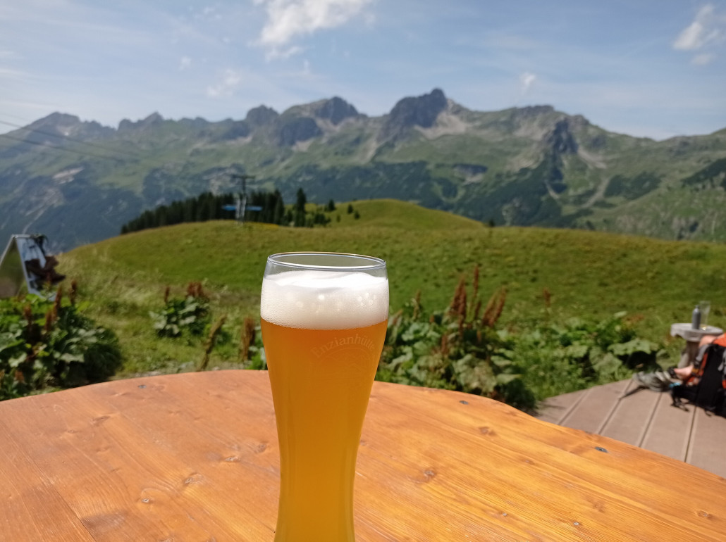 Aufstieg zur Rappenseehütte am 23.07.: Pause mit lecker Weizen direkt aus der Kleinbrauerei der Enzianhütte