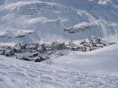 Zürs von oben mit Zürserseebahn