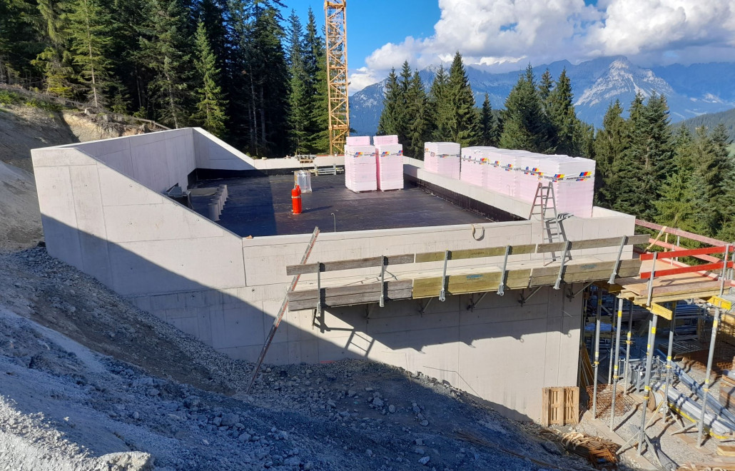 Die Kühltürme sind im Tal zwischengelagert