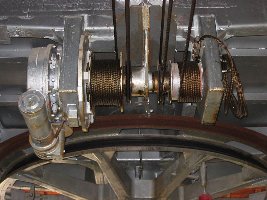 Spannmechanik. Der Lift besitzt einen fahrbaren Antrieb, d.h. Abspannung und Antrieb im Tal