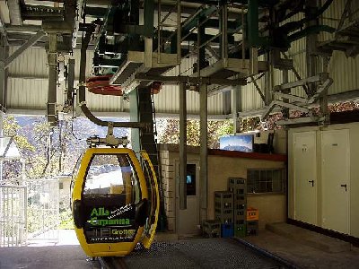 Ebenfalls ein Restaurant erschliesst die 4EPB Monto Comino im Centovalli Talstation von einem Leitner Skilift