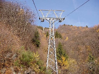 4EPB Pizzo Claro erschliesst ein Restaurant sowie diverse Ferienhäuser im Mesoccotal. Stützen und Rollen von einer Habegger DSB