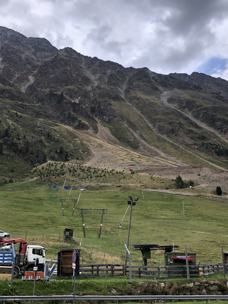Arbeiten für den neuen Lawinenschutzdamm mit zwei sichtbaren Baggern