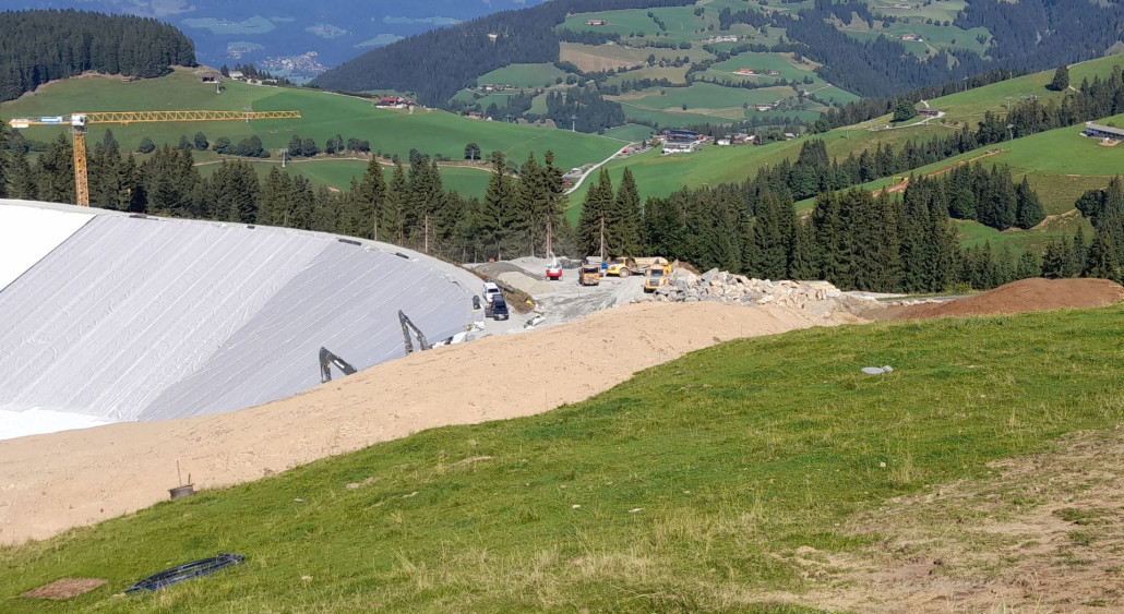 Speicherteich Kraftalm, rechts im Hintergrund Feldleitungsbau beim Hexen6er