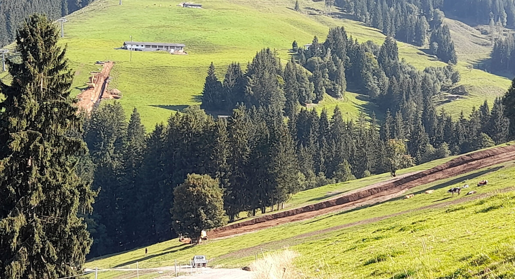 im Vordergrund Depotfläche bei der Rinnerabfahrt, m Hintergrund Feldleitungsbau beim Hexen6er
