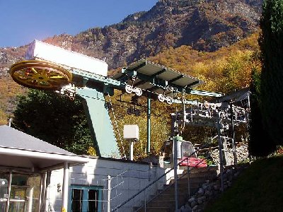 Bahn fährt mit Jetonbetrieb 24h. Talstation stammt von einem Leitner Skilift