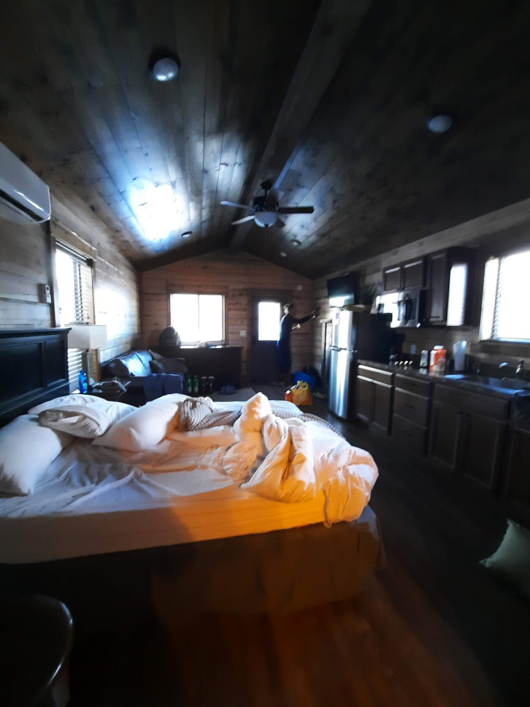 Im Innern der Hütte. Urgemütlich. Klassisch mit dem elektrischen Feuerplace.