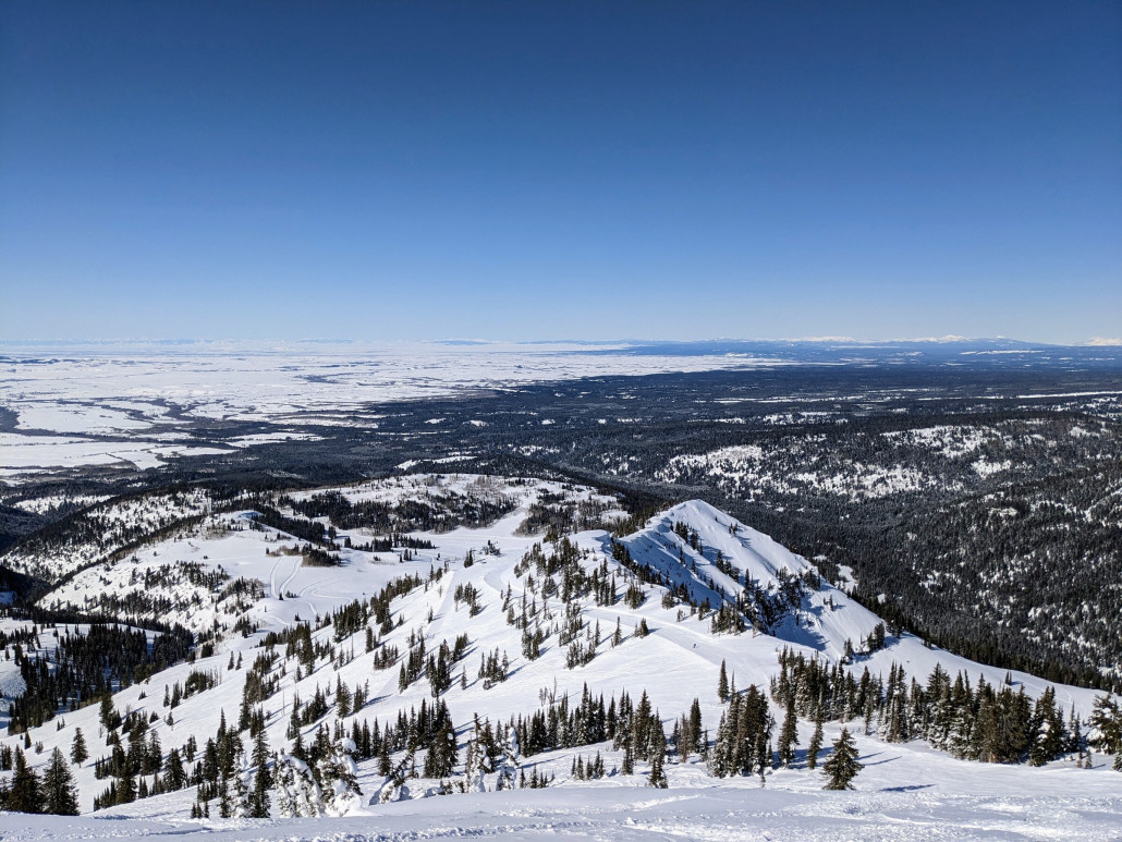 Blick in den Blackfoot-Bereich. Zudem ist die Langlaufloipe zu erkennen. Ja, Langlaufen!