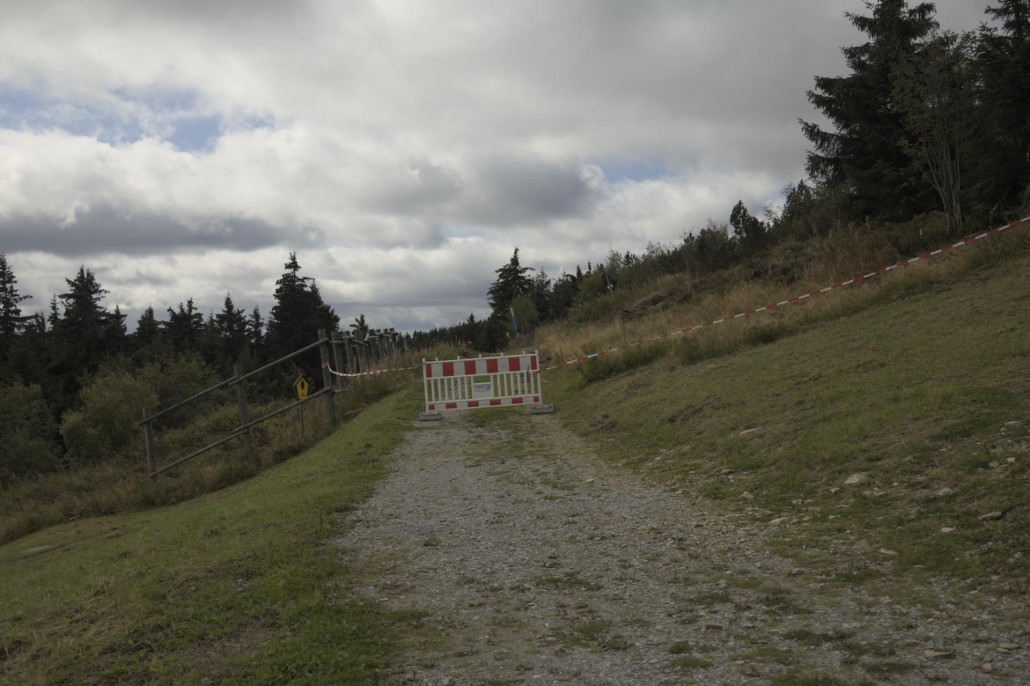 Am Einstieg unter der Schwebebahn wurde beidseitig des Oberen Rundwegs gerodet. Vermutlich werden hier noch Geländeanpassungen folgen.