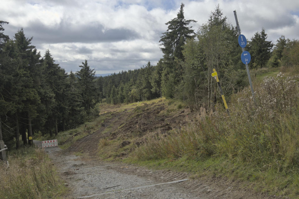 An der Kreuzung mit dem Fremdensteig, im Winter Fußgängerschutzweg. Rechts die Schiebestrecke zur Fichtelberghütte ex Fichtelbergbaude.