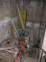 Blick in den Keller. Hier befindet sich der Spannschacht und allerlei Gerümpel aus vergangenen Tagen