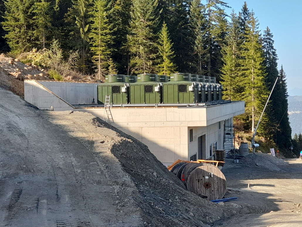 Die 15 Kühltürme wurden montiert.