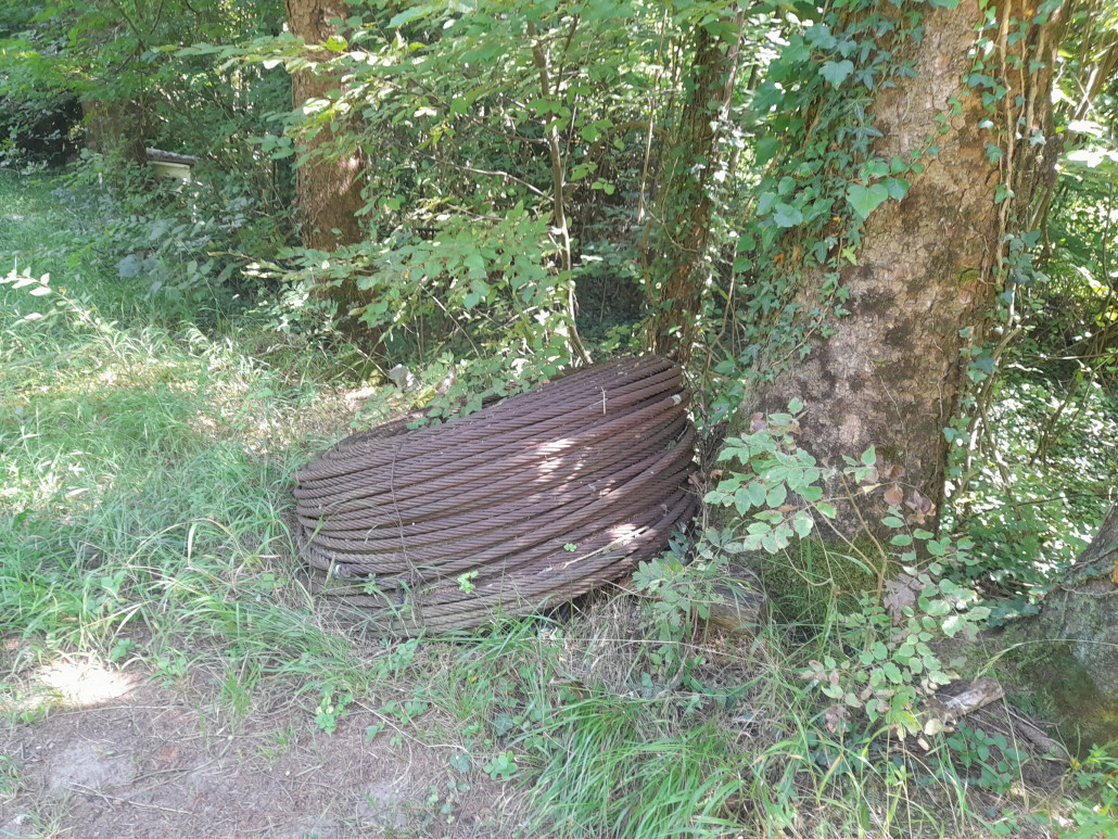 Seilreste lagen aufgewickelt an einigen stellen