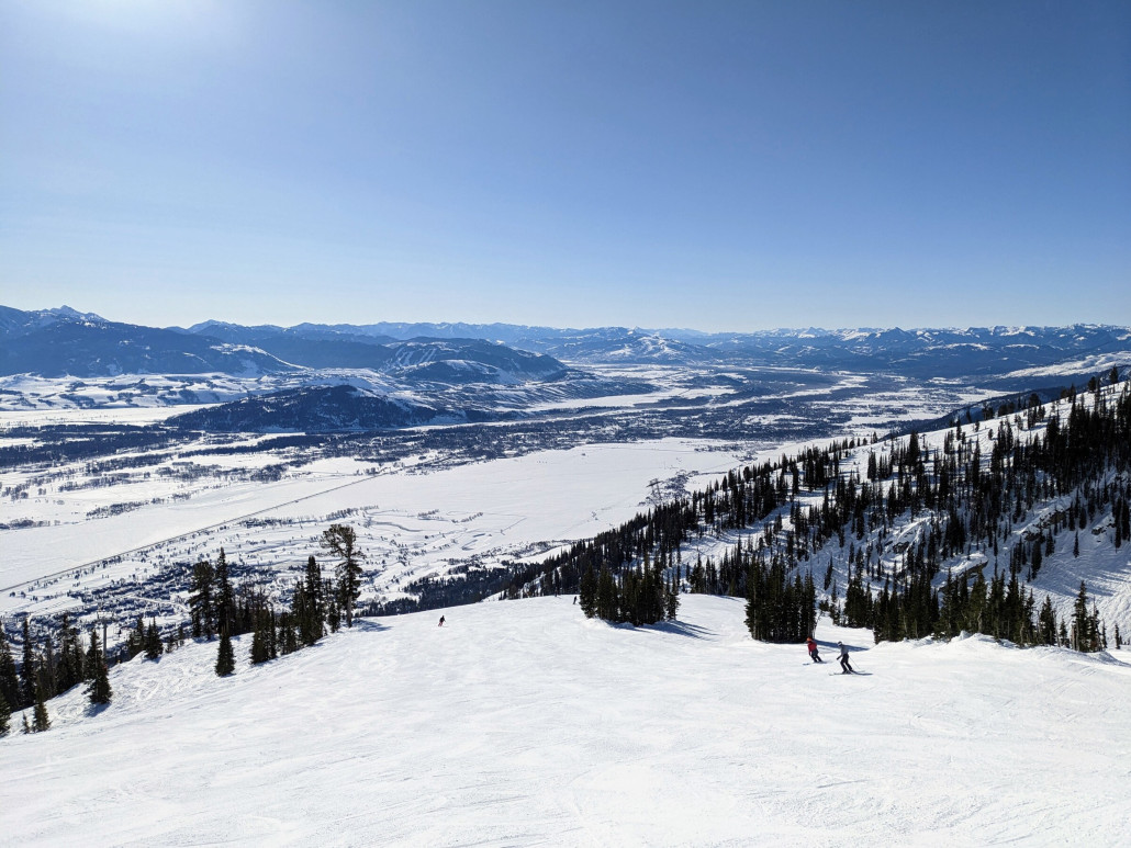 Wunderbare Tiefblicke und noch bessere Pisten. Hier auf der "Cascade"