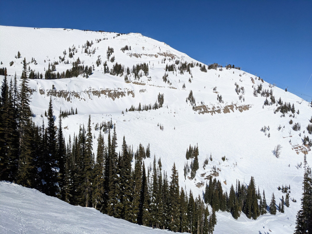 Unterer, felsiger Teil der Rendezvous Bowl. Alles wird gefahren.
