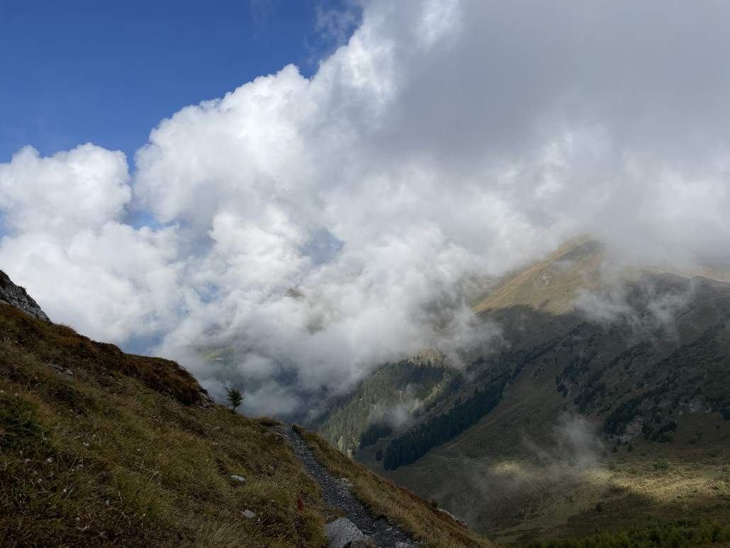Start auf dem Piz Scalottas. Zuerst geht es etwa 150 Höhenmeter runter bis auf die Höhe der June Hütte.