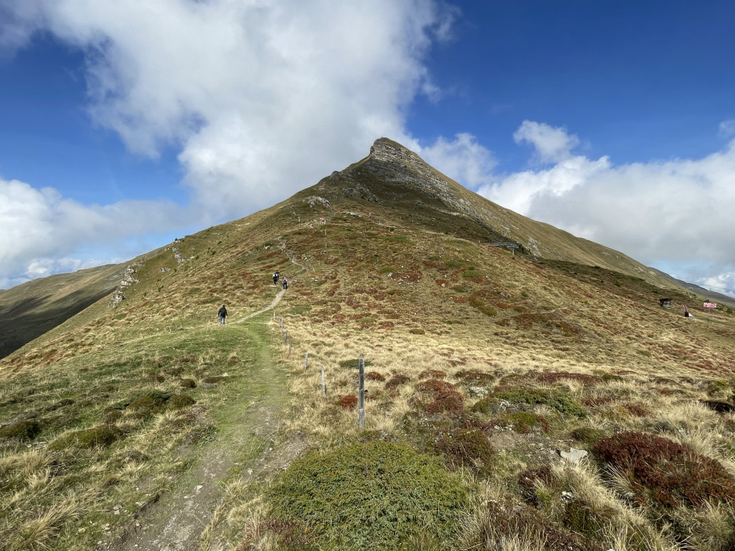 Start des Aufstiegs zum Piz Danis. Man passiert die Bergstation des SL Gertrud (rechts im Bild, bei der roten Tafel).