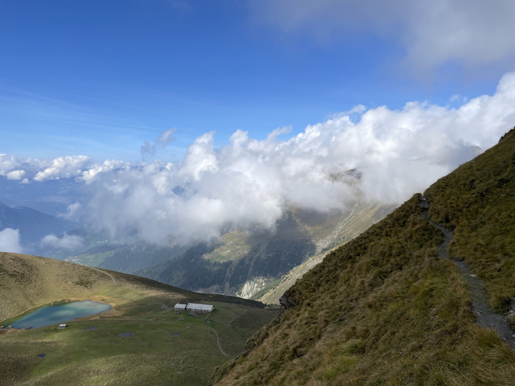 Nach einem gemächlichen Abstiegt folgt noch einmal ein sehr kurzer aber steiler Aufstieg, ehe es auf einem schmalen Pfad dem Hang entlang geht. Die Sicht auf die Alp gefällt mir. Das ist übrigens die Alp, welche man von der Lavoz-Bergstation aus sehr gut einsehen kann.
