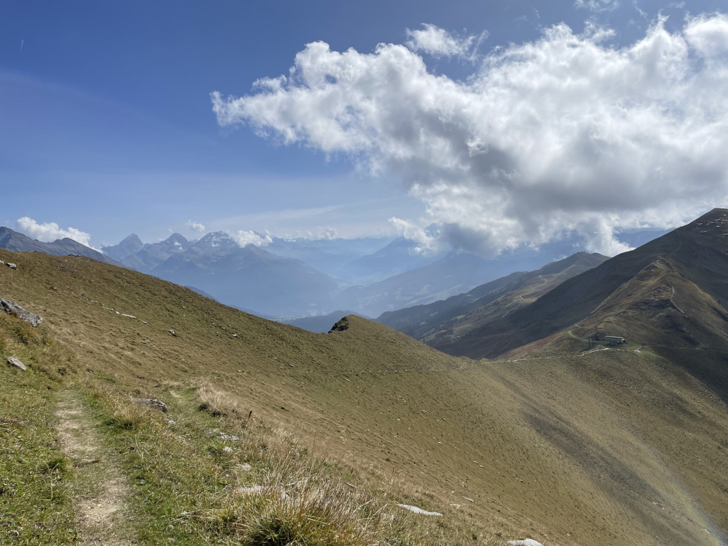 Sprung auf den im vorletzten Bildkommentar angesprochenen Bergrücken. Blick zurück zum Lavoz-Lift, Piz Danis und Piz Scalottas.