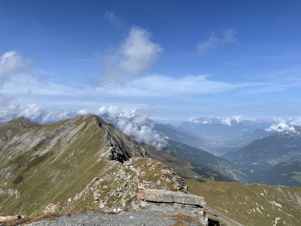 Blick vom Gipfel des Stätzerhorns (2574m.ü.M.) Richtung Norden. Unter anderem sichtbar sind Malix, Chur und Landquart.