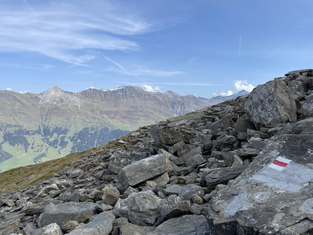 Der Abstieg vom Gipfel zum Stätzertäli ist überraschend alpin.