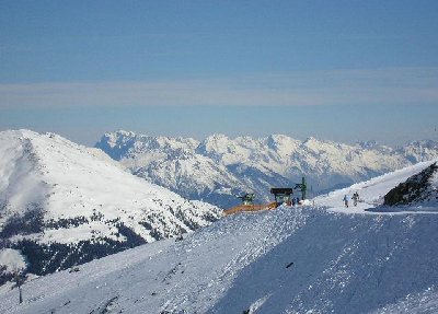 Nordhang mit Schöngampbahn und Blick Richtung Zugspitze