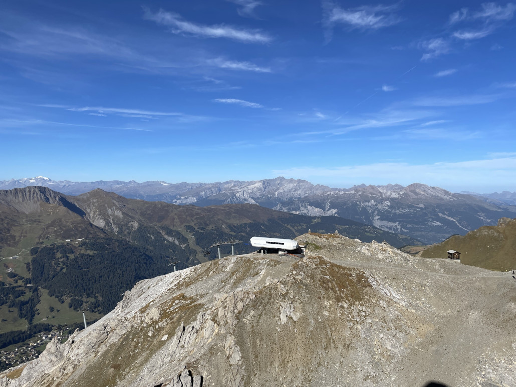 Bergstation Weisshorn Speed. Eine tolle Sache, dass der Lift seit einigen Jahren auch im Sommer läuft. Angesichts der von mir beobachteten Frequenzen frage ich mich allerdings, ob sich das lohnt.