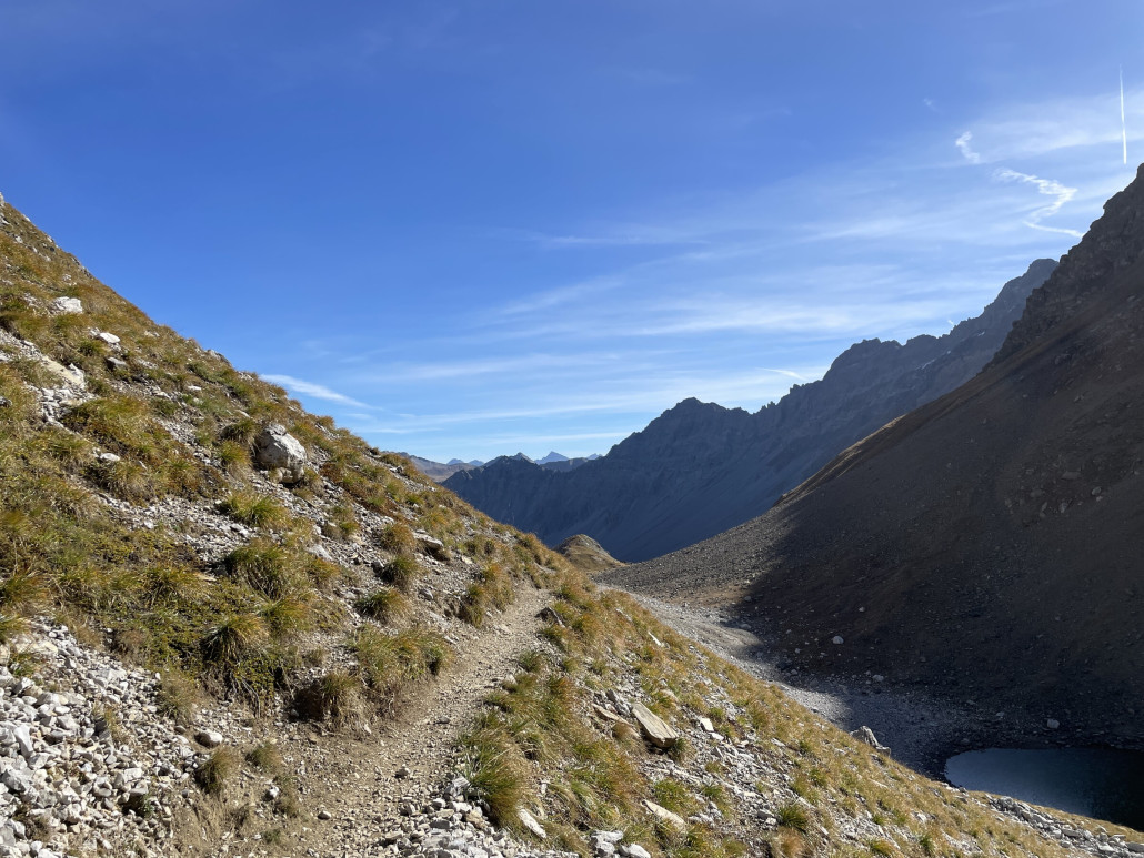 Start in den Wanderweg im Bereich des Gredigs Älpli. Rechts zu sehen ist das sehr kleine Totseeli.