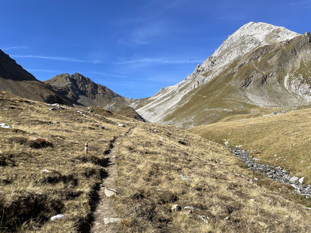 Blick zurück. Hinten am Hang ist die Galerie zu erahnen, durch welche im Winter die Piste vom Rothorn hindurchführt. Rechts zu sehen, dem Hang entlang,  ist der Bikeweg. Der Biketrail ist deutlich ausgesetzter als der Wanderweg. Vor wenigen Jahren wurde der Wanderweg neu angelegt zur Entflechtung der beiden Freizeitaktivitäten.