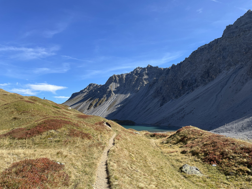 Der Älplisee kommt in Blickweite. Interessant ist, dass der Fluss vor dem See versickert und der See zur Zeit keinen oberirdischen Zufluss hat.