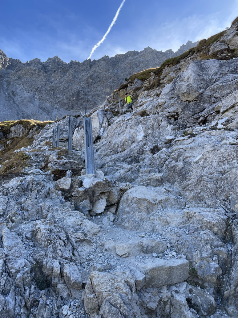 Kurzzeitig steil abfallender Weg
