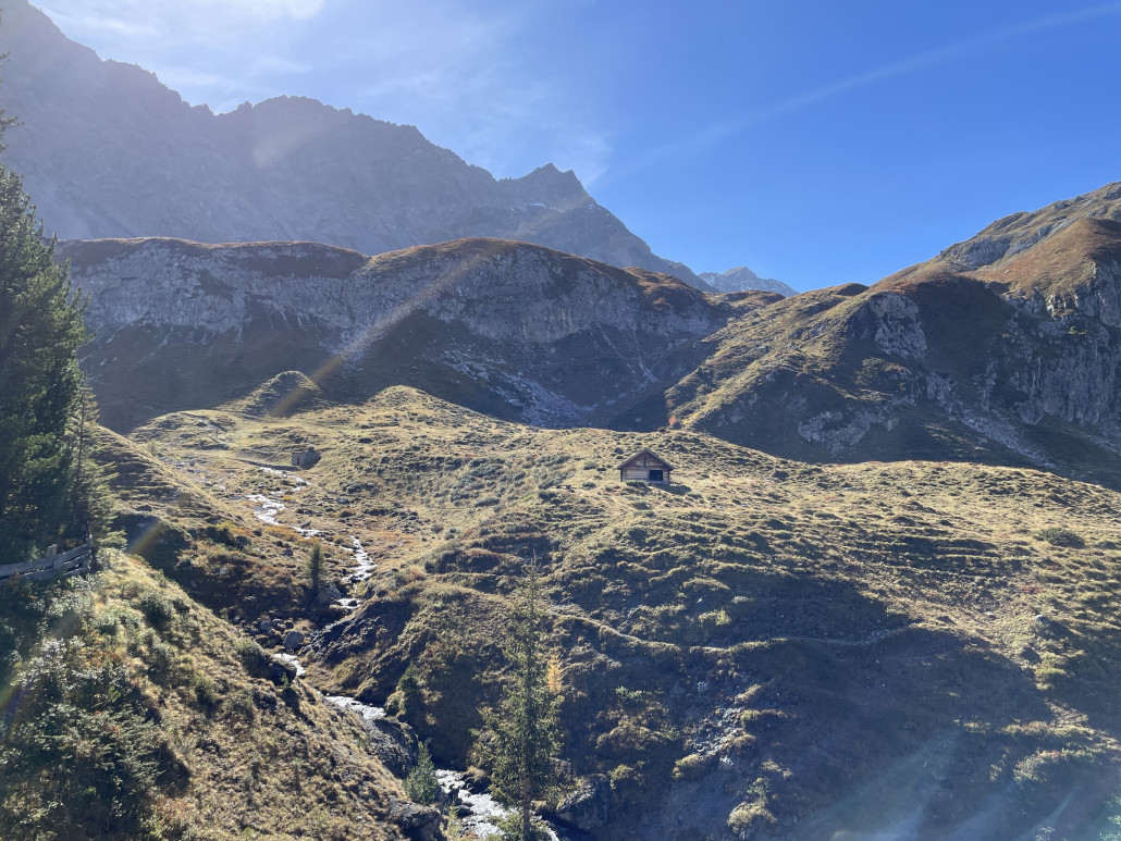 Die Geländestufe von unten betrachtet.