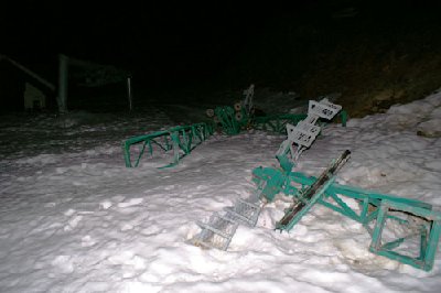 Trauriger Anblick: Der WSO-Portalmast (ersetzte Mitte 80er-Jahre eine GMD-Stütze) zerlegt am Boden