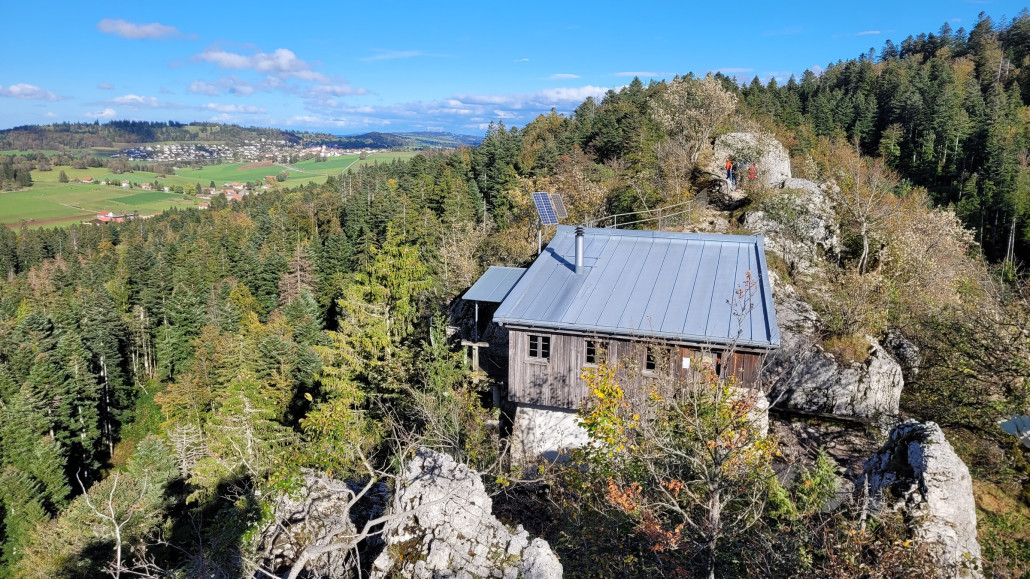 Schutzhütte auf dem Grat