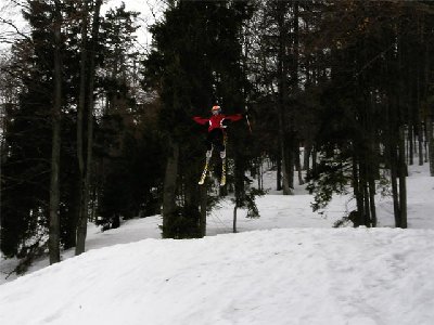 Schifahrer auf der Snowboard-Schanze