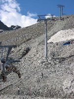 Trasse. Wie man sieht, wird gerade das Hilfsseil gezogen.