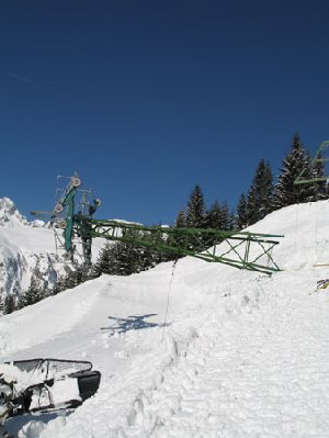 Demontage der Sesselbahn am 14. März 2006 (Foto: Silvio Schmid, Bergbahnen Sedrun)