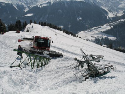 Demontage der Sesselbahn am 14. März 2006 (Foto: Silvio Schmid, Bergbahnen Sedrun)