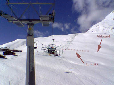 Nicht ideal gelöst und wohl auch nicht ganz regelkonform: Weg zur Airboard-Piste in Milez