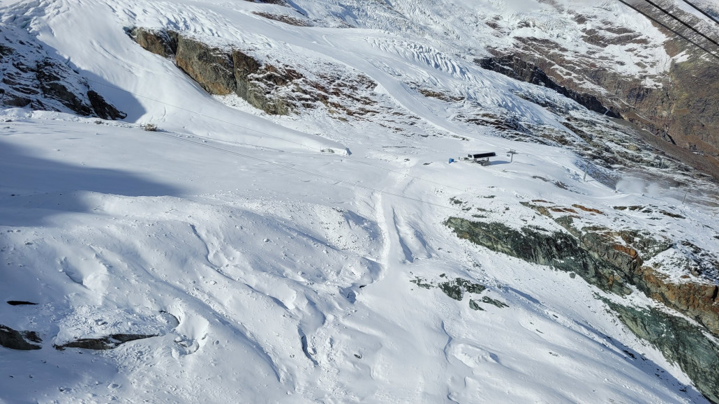 Blaue Piste mit dünnem Steg