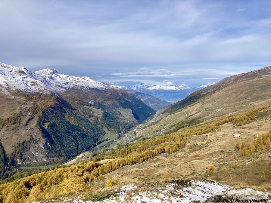 Blick auf die Buvette du Tsaté und in der Ferne Télé-Evolène, dann im Hintergrund Glacier 3000