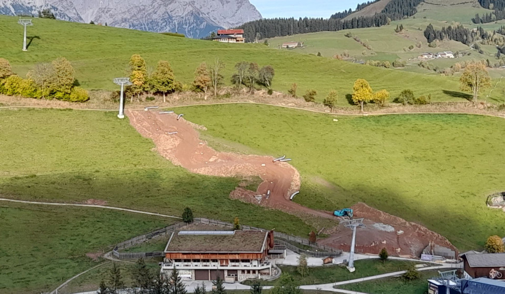 hinter der Stöcklalm werden Rutschen installiert ...