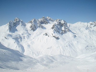 Blick ins Zürser Täli und leere Pisten am Trittkopf vor uns (Vorteil einer PB!)