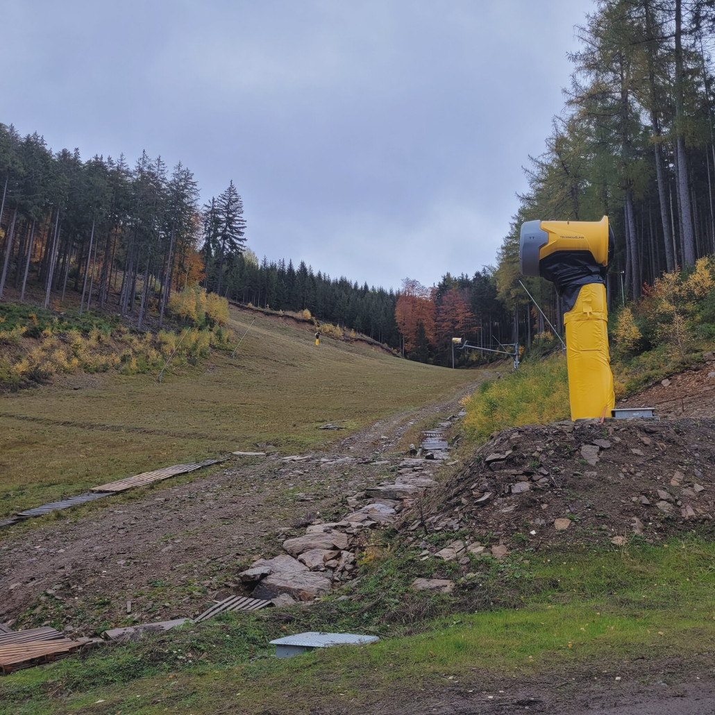 Links Piste 1; von rechts mündet die 26; TT 10 auf Turm