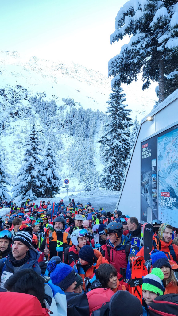 Hinter der Ecke vermutlich nochmal genauso lang und vor mir ebenfalls.