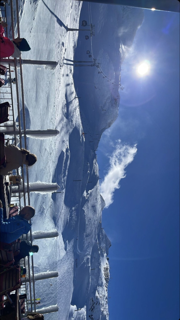 Man sieht das mit der Präparierung begonnen wurde im oberen Hang auf der rechten Seite