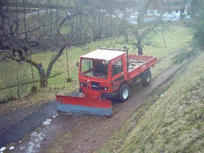 Caron 540 mit Pritsche und Schneepflug für den Wintereinsatz.