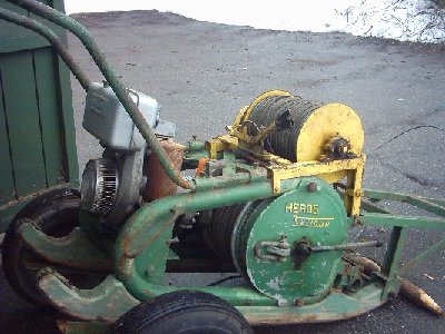 Das ist ein Seilbub, mit diesem wurden bei uns im Forstamt bis ca. 1985 Stammen angebunden und ins Tal gelassen, der Bub wird mit der oberen winde hochgezogen, die untere ist für das abseilen zuständig Seillänge min. 500m