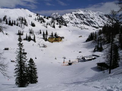 im Vordergrund die Talstationen von 1-SL Hollhaushanglift und 6-CLD-B Lawinenstein, links im Hintergrund die Talstationen von SL Schartenlift und 4-CLF Schneiderkogel und rechts im Hintergrund die Talstation von SL Lärchkogellift