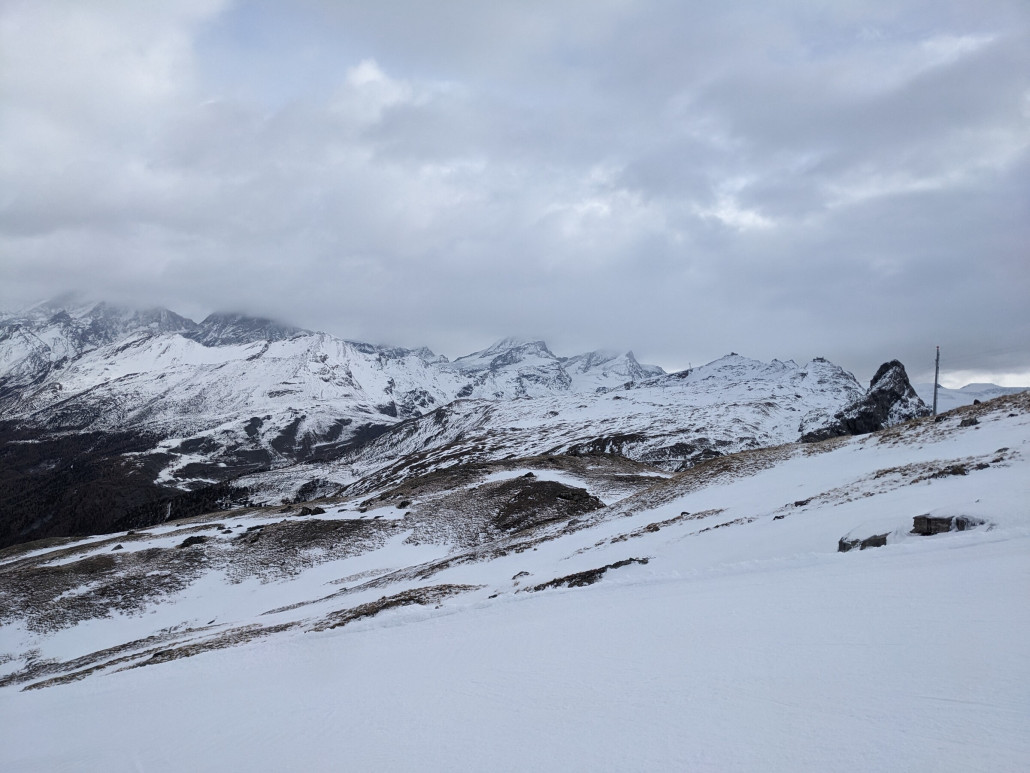 Blick in Richtung Riffelberg, da muss noch etwas mehr Schnee runterkommen.